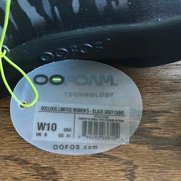 OOFOS Black and Gray Slides with Comfort and Style - Picture 2 of 5